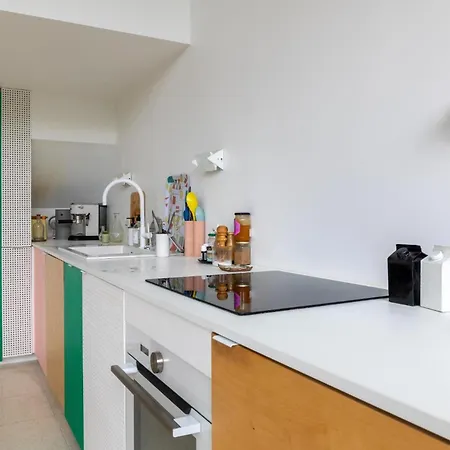 Stylish 2bd With Balcony Belleville