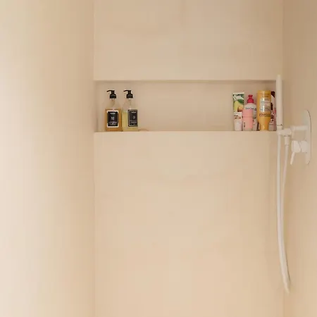 Stylish 2bd With Balcony Belleville