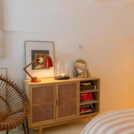 Stylish 2bd With Balcony Belleville 公寓