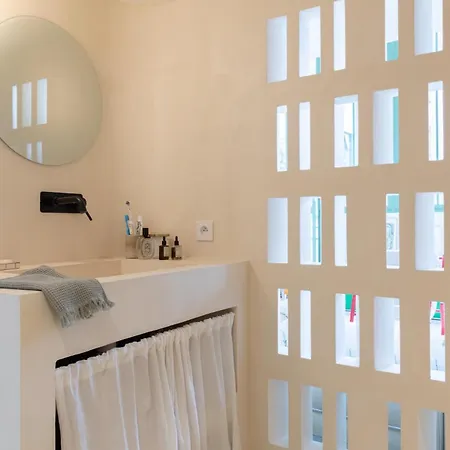 Stylish 2bd With Balcony Belleville *